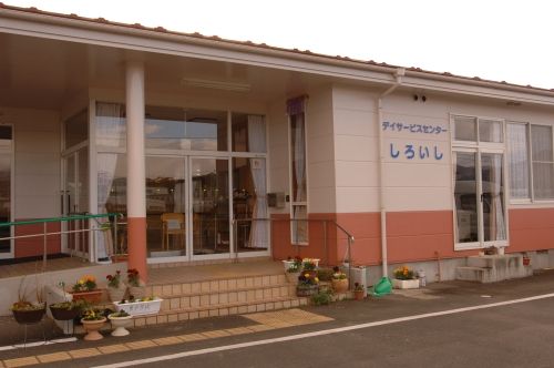 明るい入口のある建物