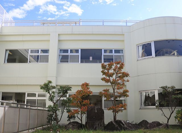 明るい外観の建物