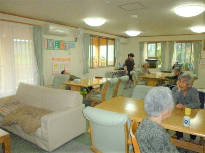 ４人掛けのダイニングテーブルが並べられた食堂にはソファスペースもあり、入居者が穏やかな表情でくつろいでいる。