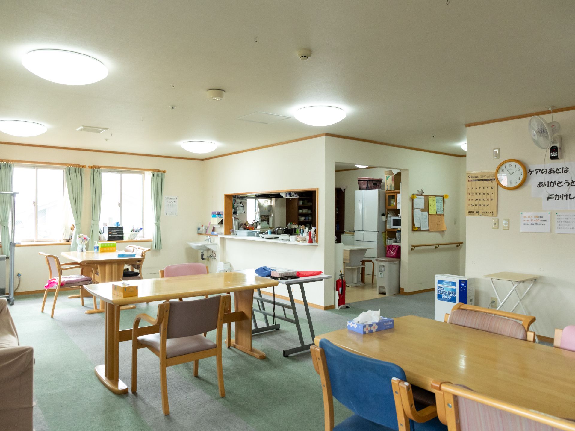 厨房が隣接している食堂