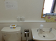 清潔で機能的なトイレ設備のある部屋