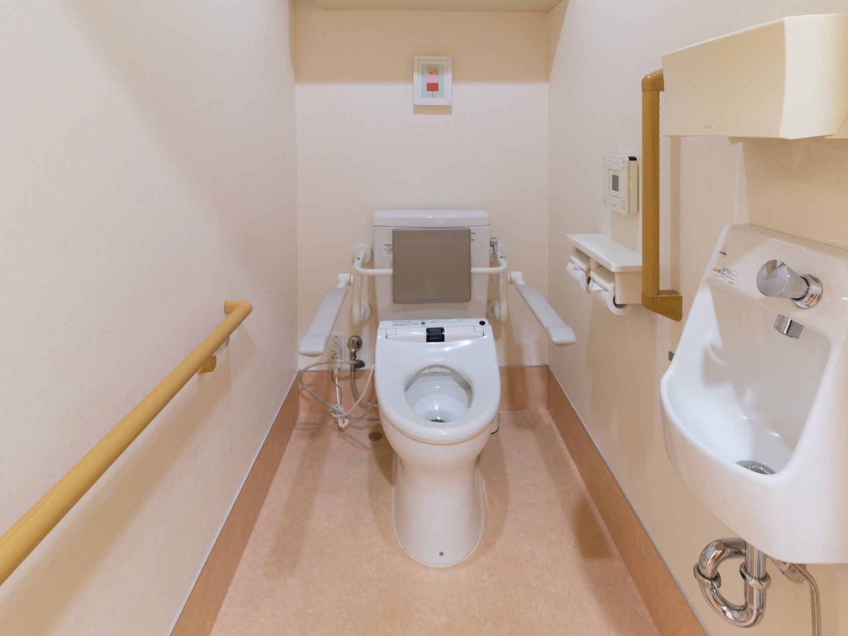 スペースに奥行きがあり、手すりが壁に設置されている。トイレの出入口付近に手洗い場があり、ペーパータオルが用意されている。