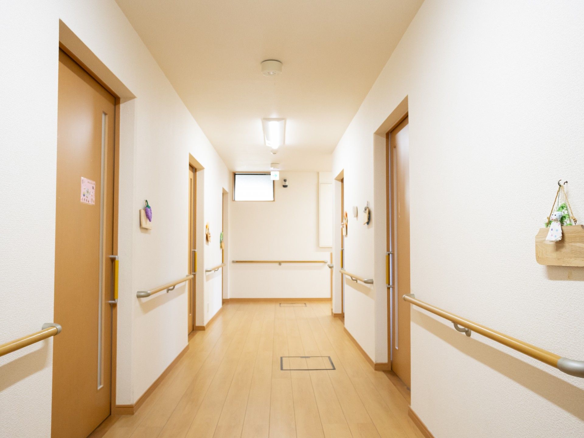 手すり付きの明るい廊下