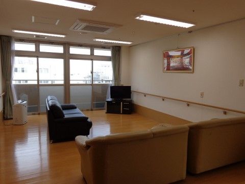コーナー部にテレビがあり、２種類のソファが置かれている休憩スペース