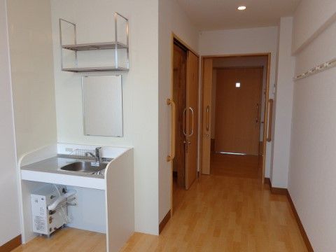 居室の壁には各所に歩行をサポートする手すりを取り付けている。入り口から内部まで段差はなくバリアフリーの造りである。