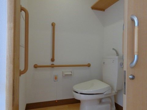 トイレ内の壁には入り口と便座の横に手すりを取り付けている。移動や座り立ちの際に、支えとして利用できる。