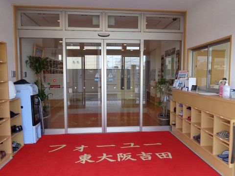 赤いマットが印象的な玄関である。玄関周りはバリアフリーとなっているため、車椅子をご利用の方も進みやすい。