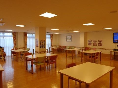 食堂には多くのテーブルが並んでいる。椅子を置いていない場所には、車椅子をご利用の方がスムーズに席に着くことができる。