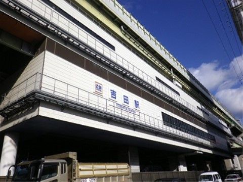 施設の近くには駅がある。アクセスの良い立地のため、ご家族が入居者様に会いに訪れやすい。買い物ができる店もある。