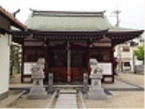 当施設近くの神社へは、来訪者様が訪問された際、入居者様との散歩におすすめである。ご家族の健康や幸せをお参りすることもできる。