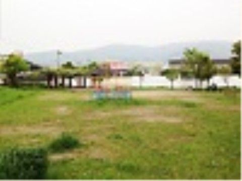 当施設近くの公園へはピクニックにおすすめである。来訪者様は入居者様と散歩がてら芝生のある広い公園へ行くこともできる。