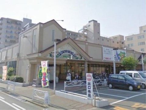当施設の近くにはスーパーがある。来訪時の目印にもなり、食材や日用品などの購入にも利用できるため便利である。