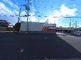 青空の下の広い駐車場