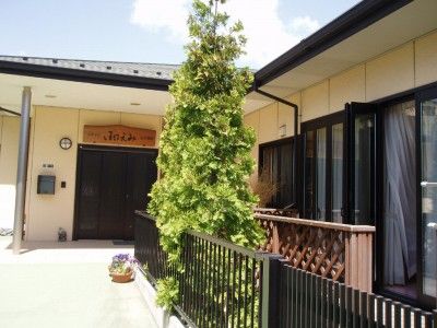明るいエントランスの施設