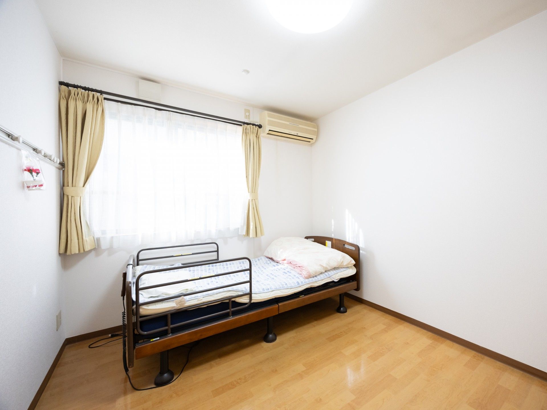 明るい個室のベッド
