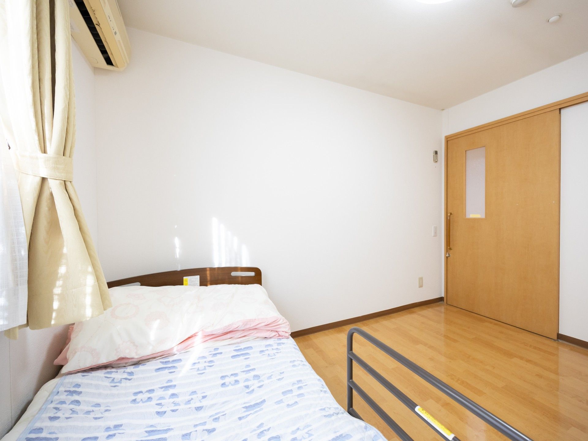 日差しが差し込む部屋