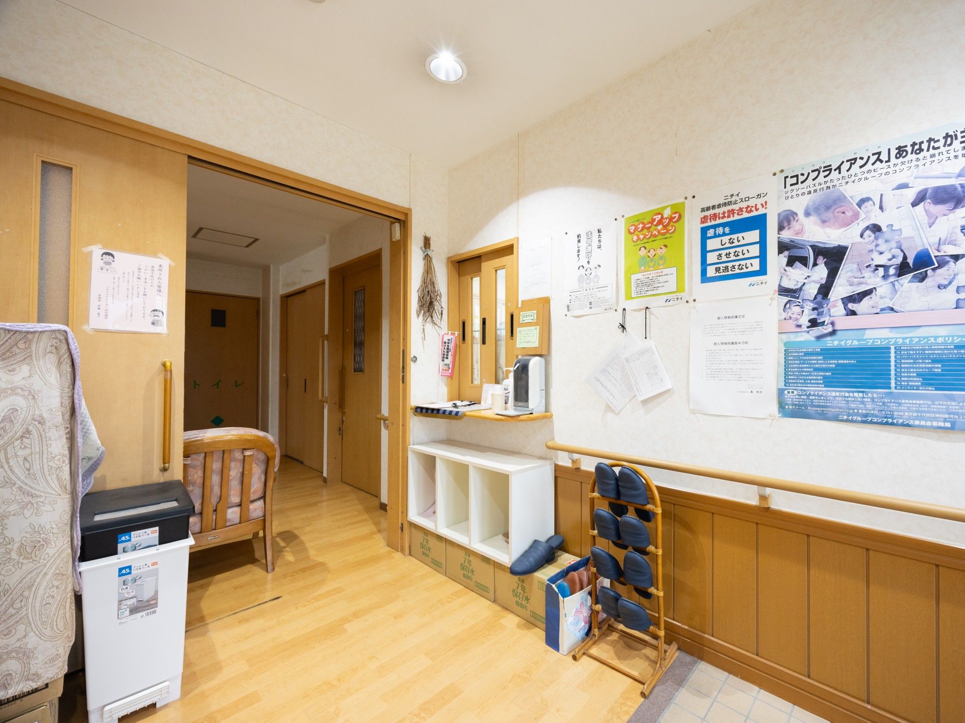 明るい廊下と掲示板