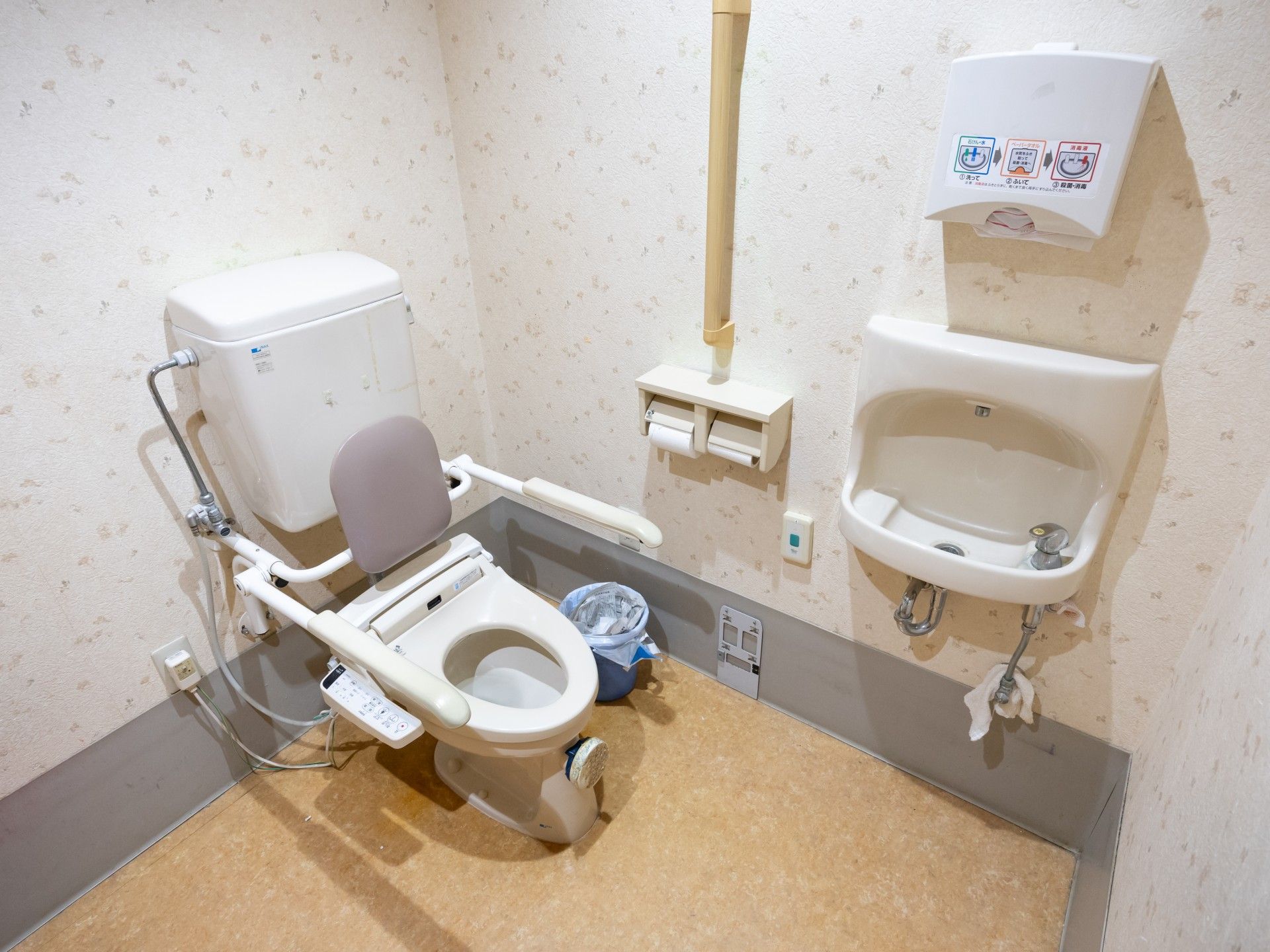手すり付きのトイレ