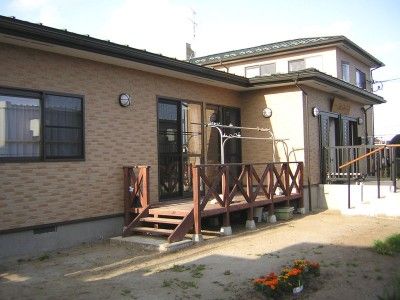 明るい入口のある建物