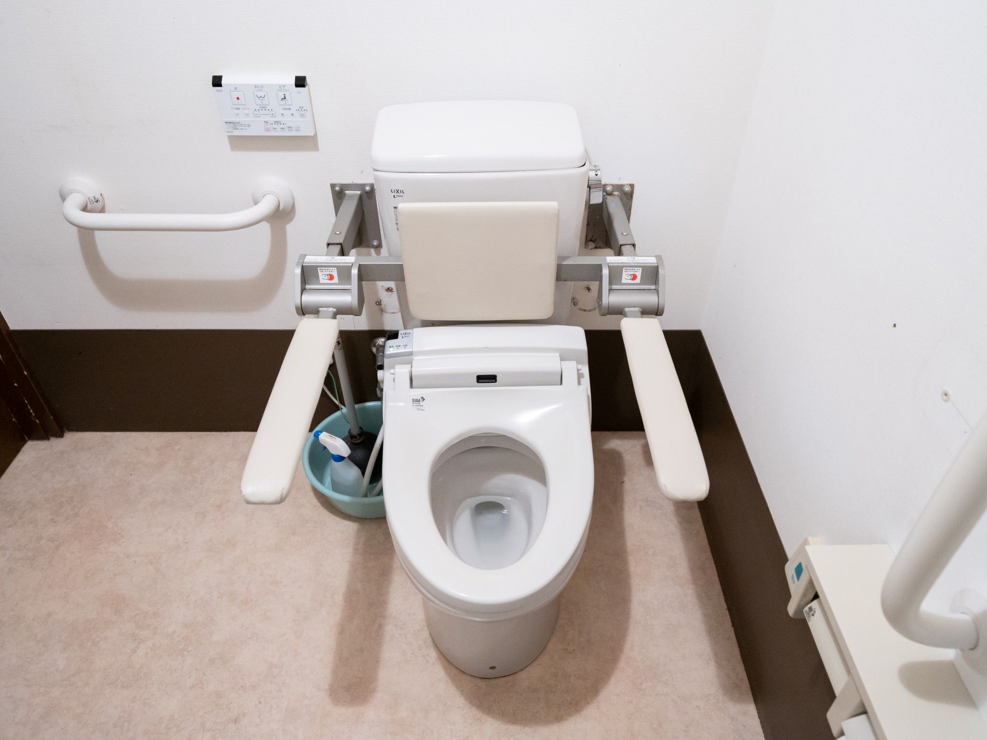 手すり付きのトイレ