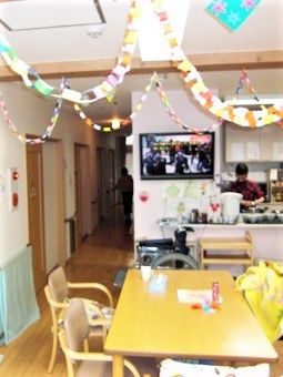 対面式キッチンからは共有スペースであるリビングダイニングを見渡すことができる。手作りの飾りも飾られている。