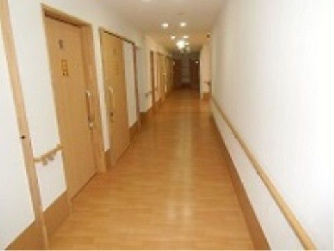共用廊下のすべての壁には木製の手すりが設置されており、入居者様は転倒の心配なく安全に通行することが可能である。
