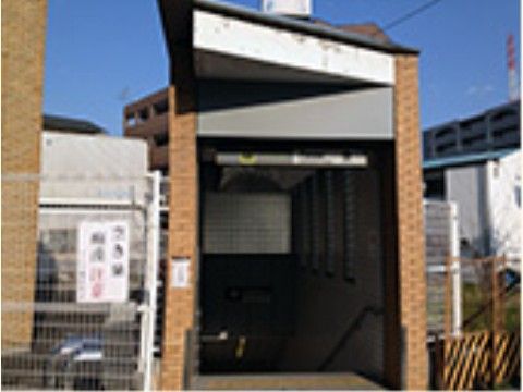 地下鉄の出入口である。来訪者様が施設に訪れる際には車に代わる交通手段として利用することができ便利である。