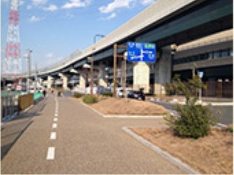 施設で行う散歩コースである。幹線道路の上方には都市高速が通っており、車両の往来が多く人の行き来も盛んである。