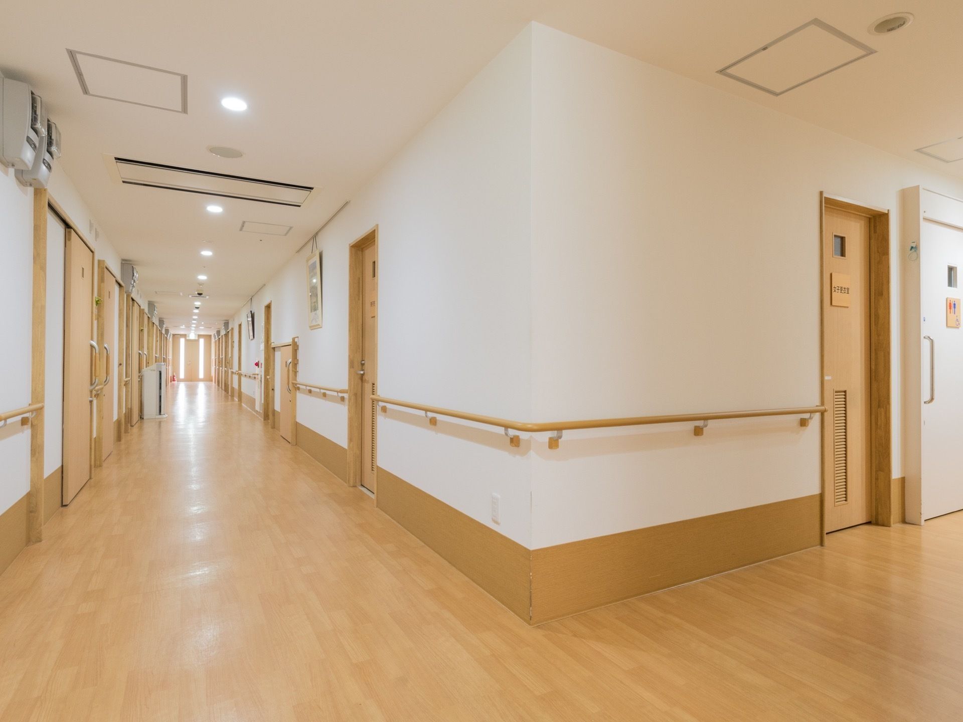 横幅があり、明るくて広々とした廊下になっている。両側の壁には手すりが設置されている。床はバリアフリーになっている。