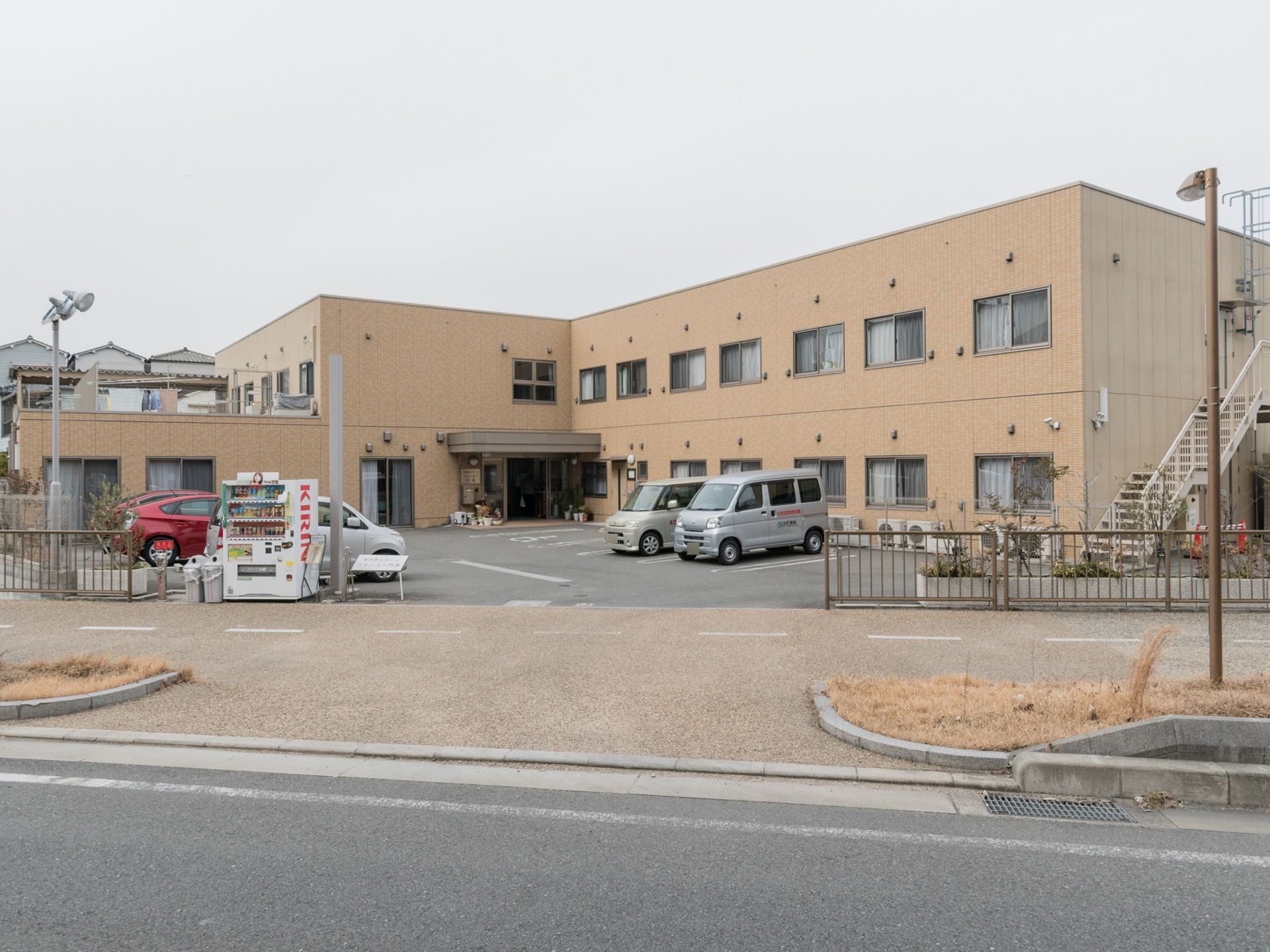 主要道路に面しているので、初めて来館する方でも分かりやすい。また、施設前の歩道も広いので、徒歩でお越しの際も安全である。