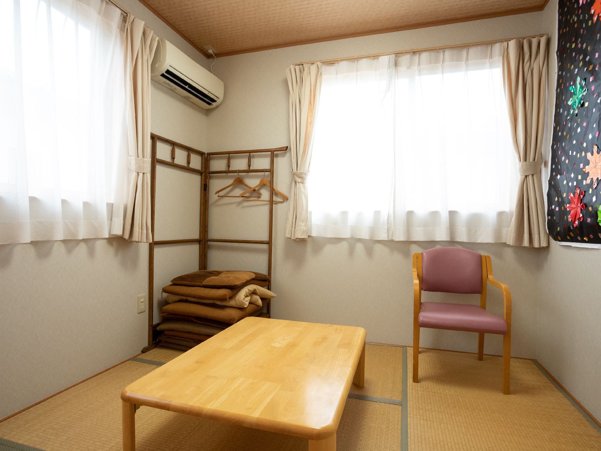木製の机が置かれた和室