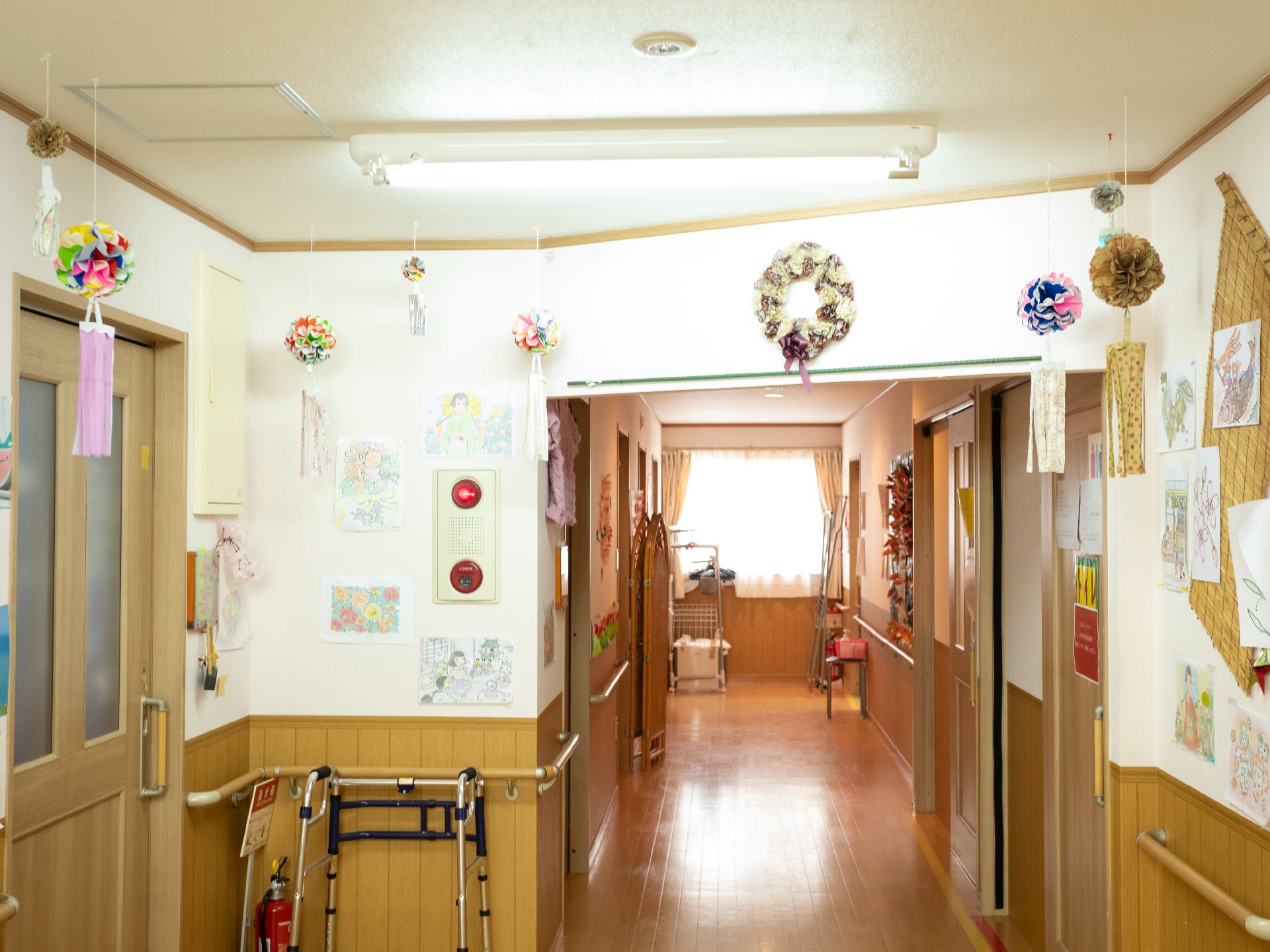 両側の白い壁に手すりが付いた廊下