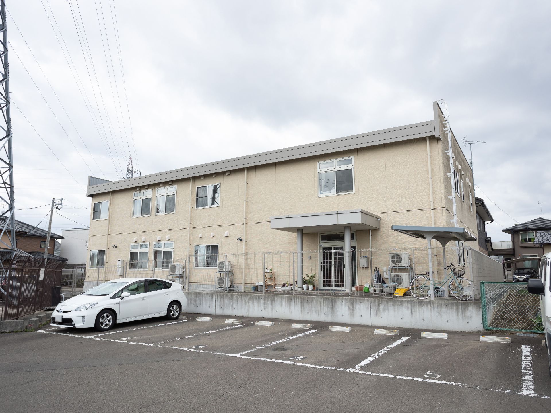 駐車場のある介護施設の外観