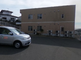 介護施設の外観と駐車場