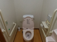 介護施設の清潔なトイレの内観