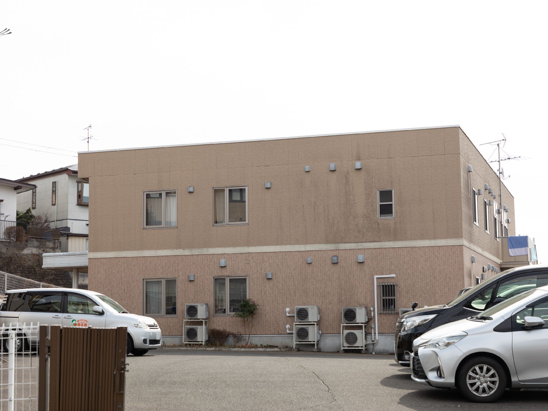 2階建てのグループホームの外観