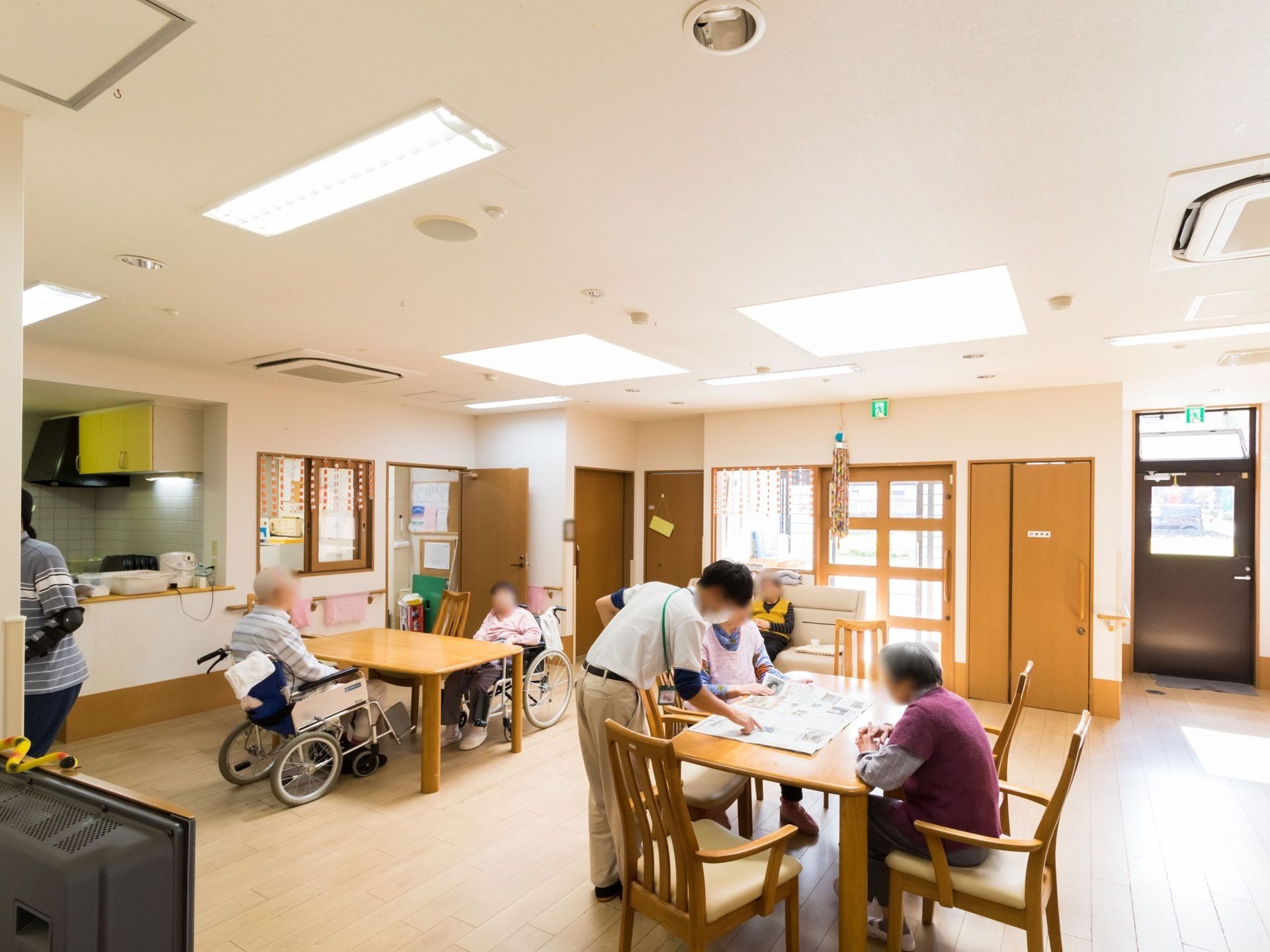 食堂内のダイニングテーブルには、車椅子に乗ったまま着席することが可能である。テーブル同士は間隔を取って配置されている。
