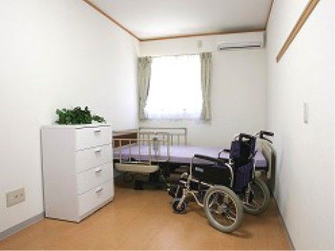 窓やエアコンが完備された居室には介護用ベッドが設置されている。一年中快適で住み心地良くお過ごしいただける。