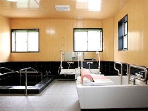 浴室に完備された浴槽には、入浴補助器具が設置されている。入居者様の安全と快適な入浴時間をお楽しみいただける。
