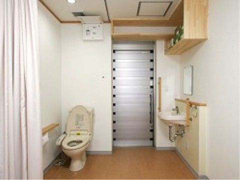 広くスペースを確保したトイレである。車椅子をご利用の方の移動もスムーズで安全である。安心して用をたしていただける。