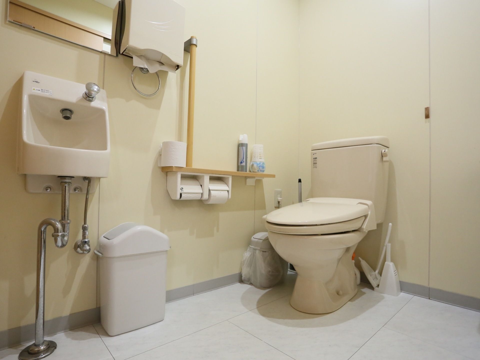広々としたスペースのトイレが設置されている。壁には手すりがあり、立ち座りの際に体を支えることができる。