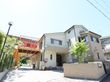 施設は外壁がベージュ色でオレンジ色の外階段が設置された２階建ての建物である。木々が植えられており、自然に親しみながら過ごすことができる。