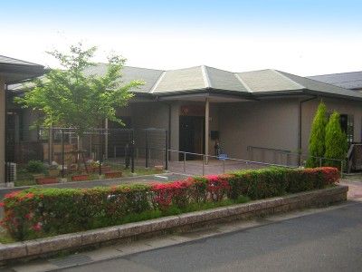 花壇が美しい建物入口