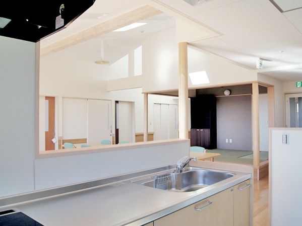 キッチンからリビングを見渡している写真。道具が何もない新しいキッチンスペース