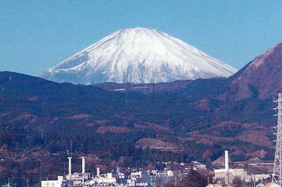 雪をかぶった富士山の風景