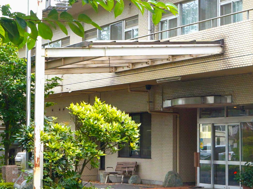 緑に囲まれた建物の入口