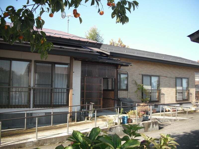 植物がたくさん植えられた敷地内には民家のようなたたずまいの平屋建ての建物があり、日当たりも良好。