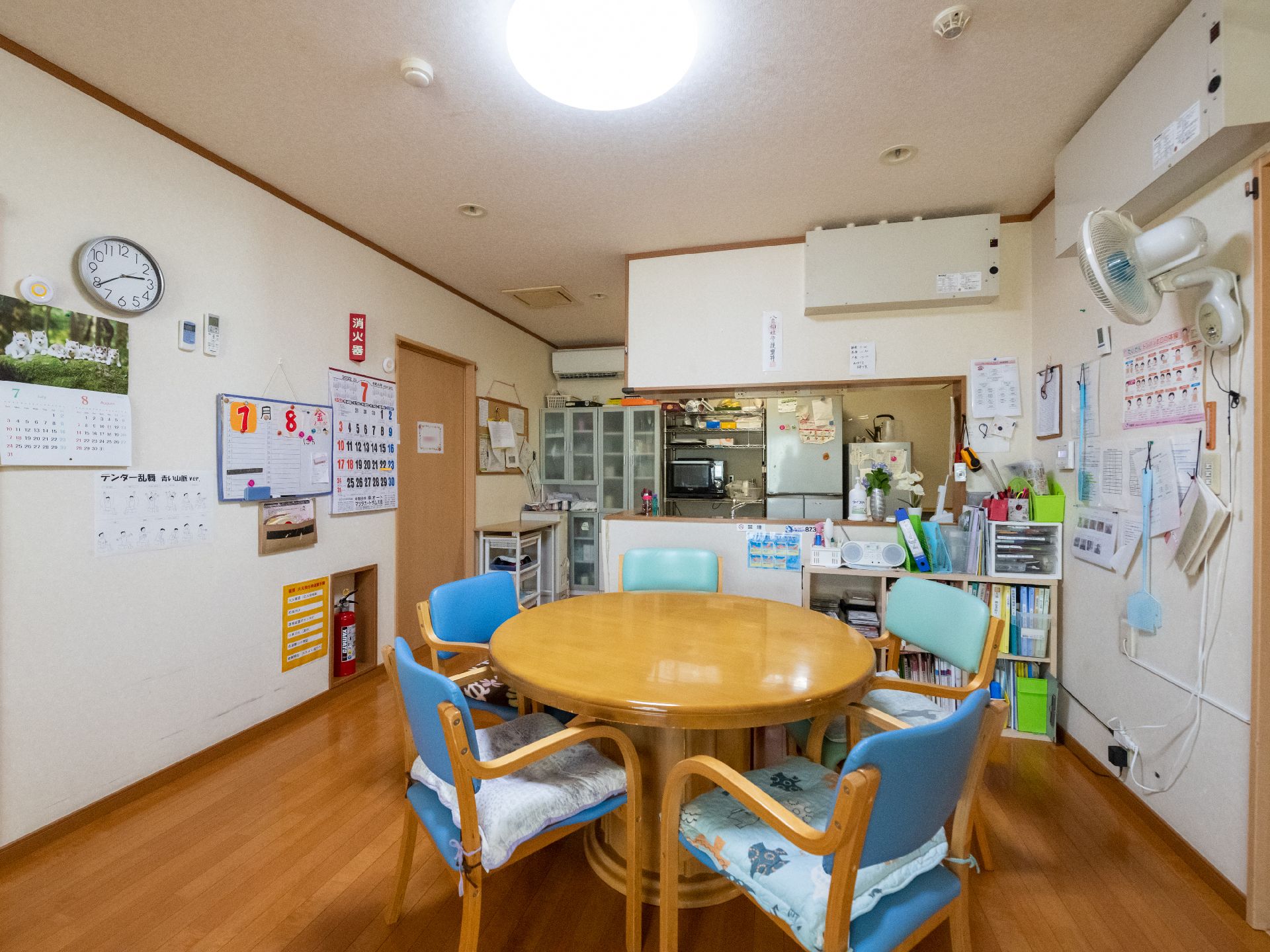 キッチンと椅子、テーブルが設置されている共有スペース