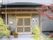 エントランスにグループホーム秋桜の看板がかかっている様子