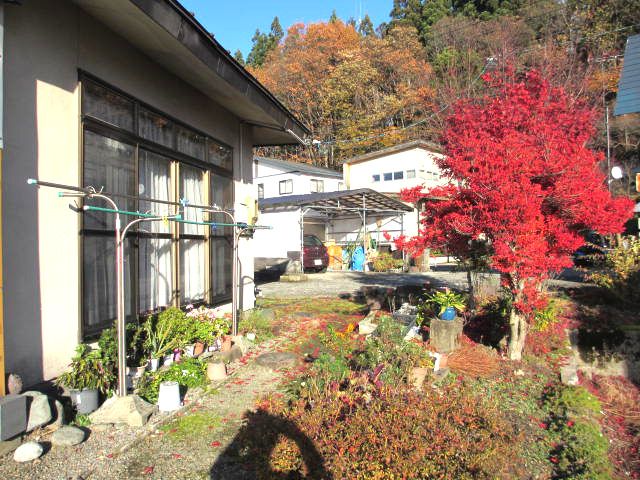 敷地内には菜園や園芸スペースがあり、洗濯物干し場も設置されている。
